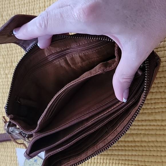 NEW! Super soft Genuine Leather Wristlet Wallet (12) Card Holder 8x4x2 Flap Snap - Picture 4 of 5